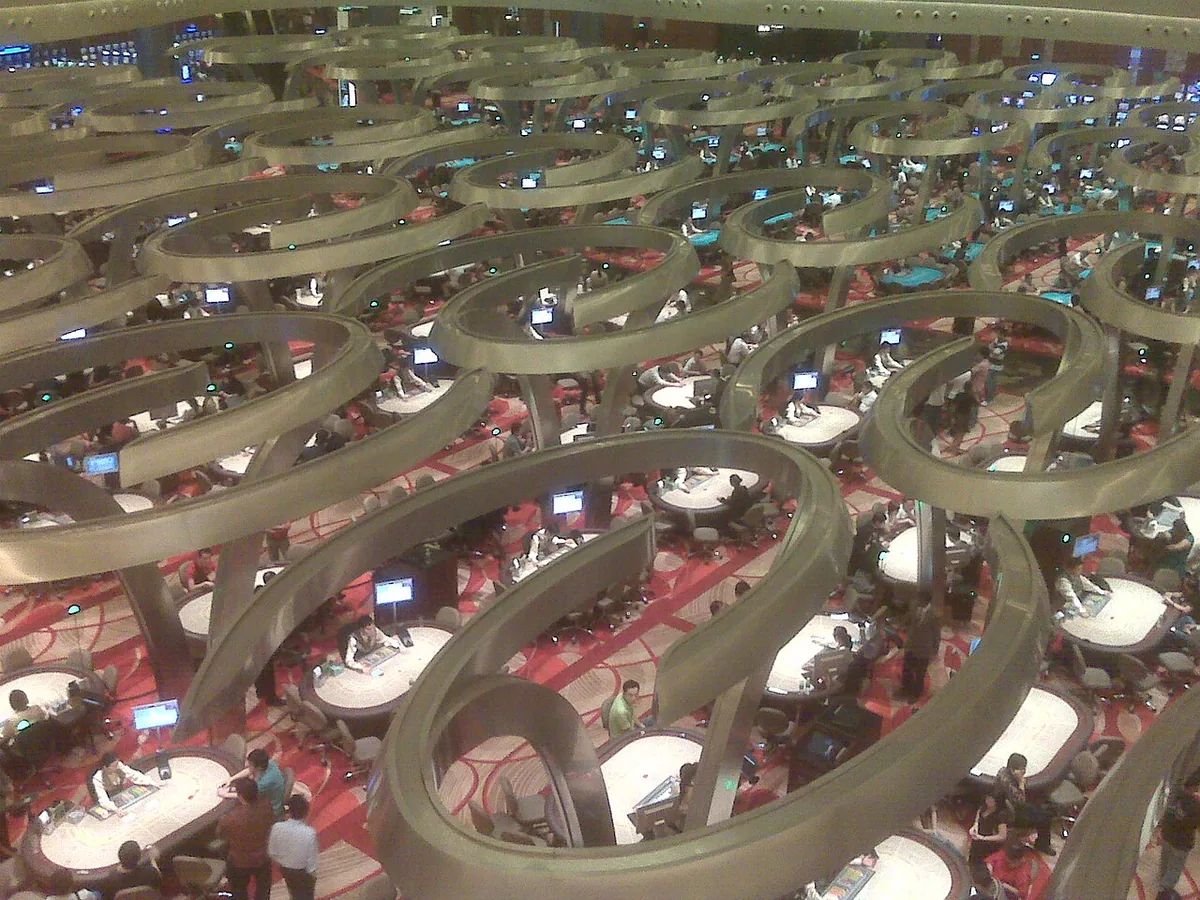 Tavoli da baccarat in una sala asiatica