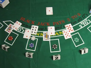 Un tavolo da blackjack con le carte scoperte