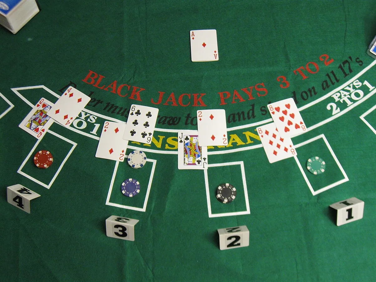 Un tavolo da blackjack con le carte scoperte
