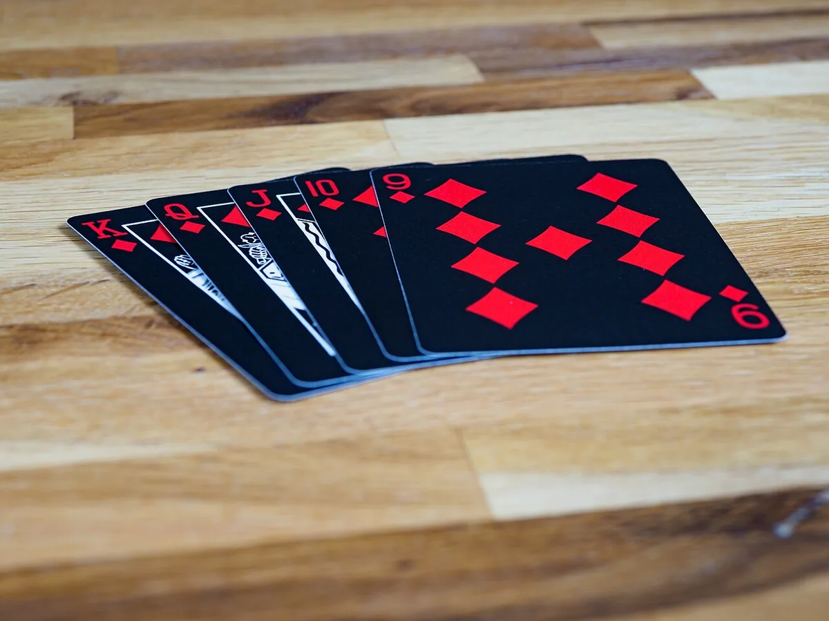Carte da gioco sparse su una superficie scura