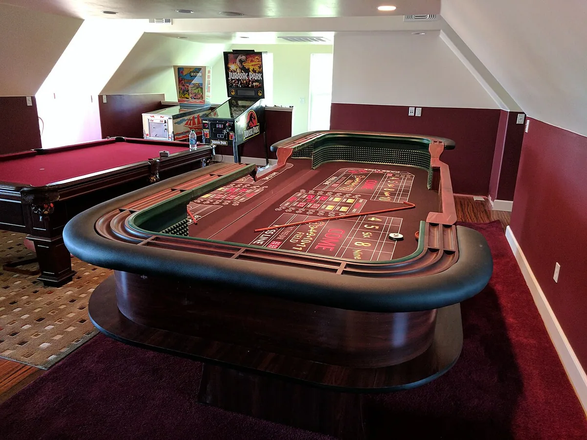 Un tavolo da craps lungo dodici piedi