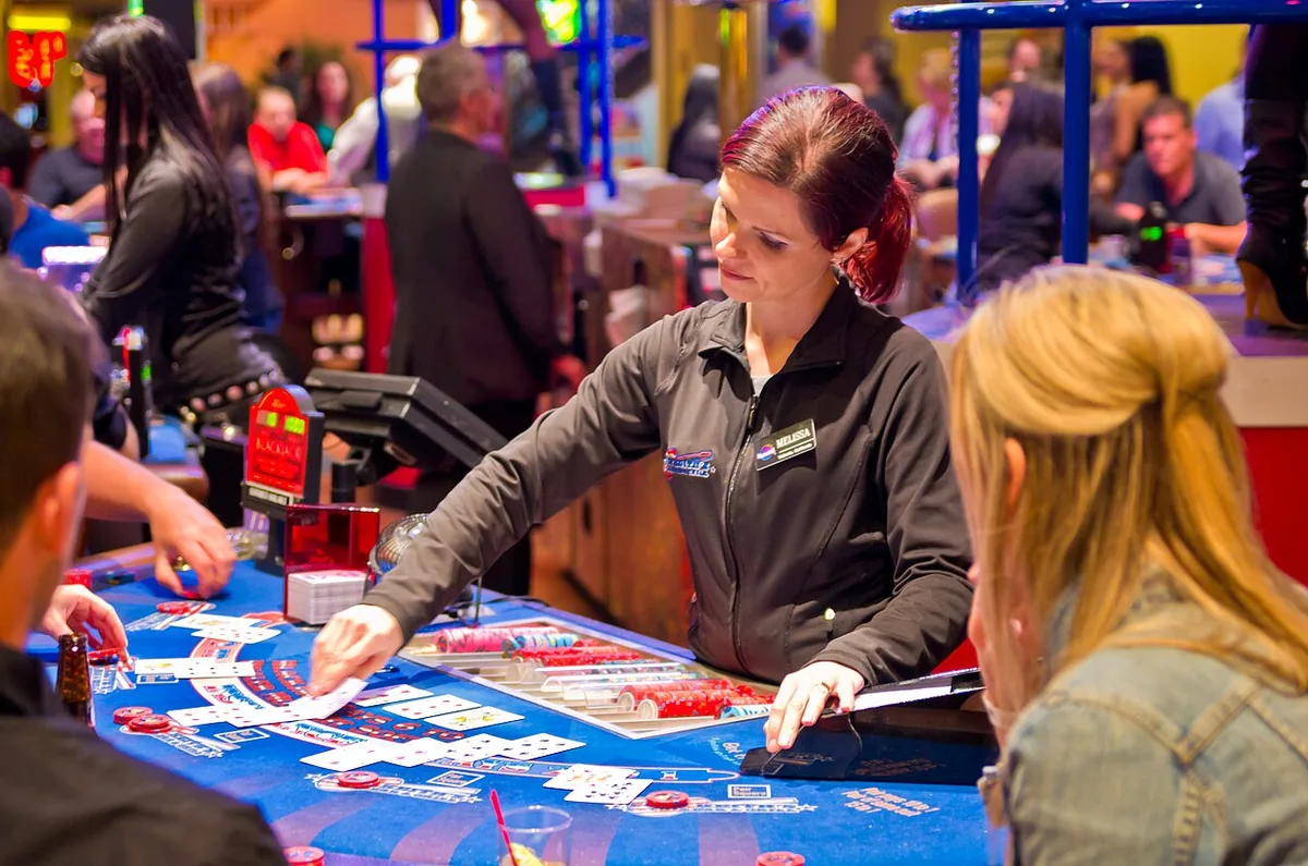Un croupier al tavolo durante una mano