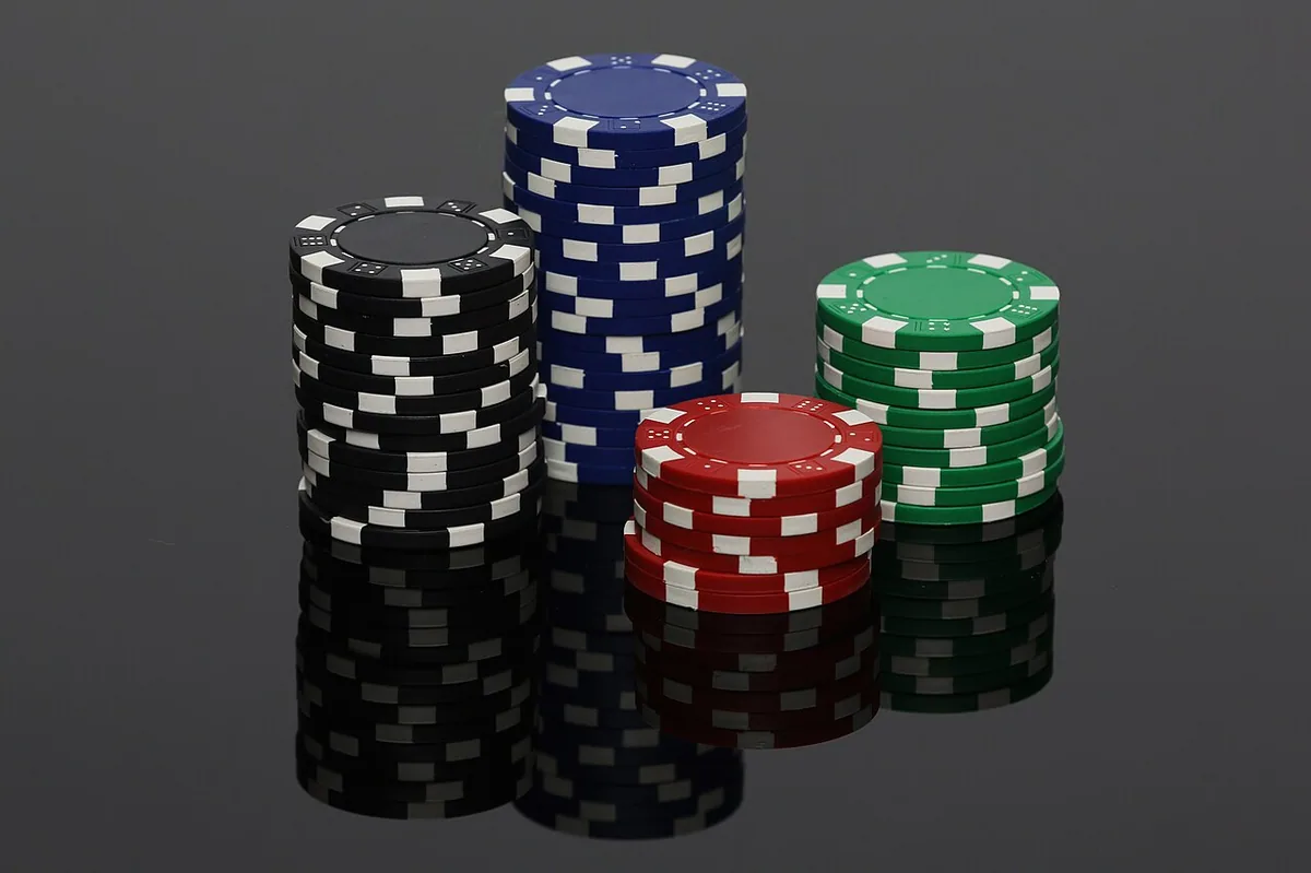 Pile di fiches da poker su un tavolo verde