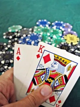 Una mano vincente a blackjack accanto alle fiches