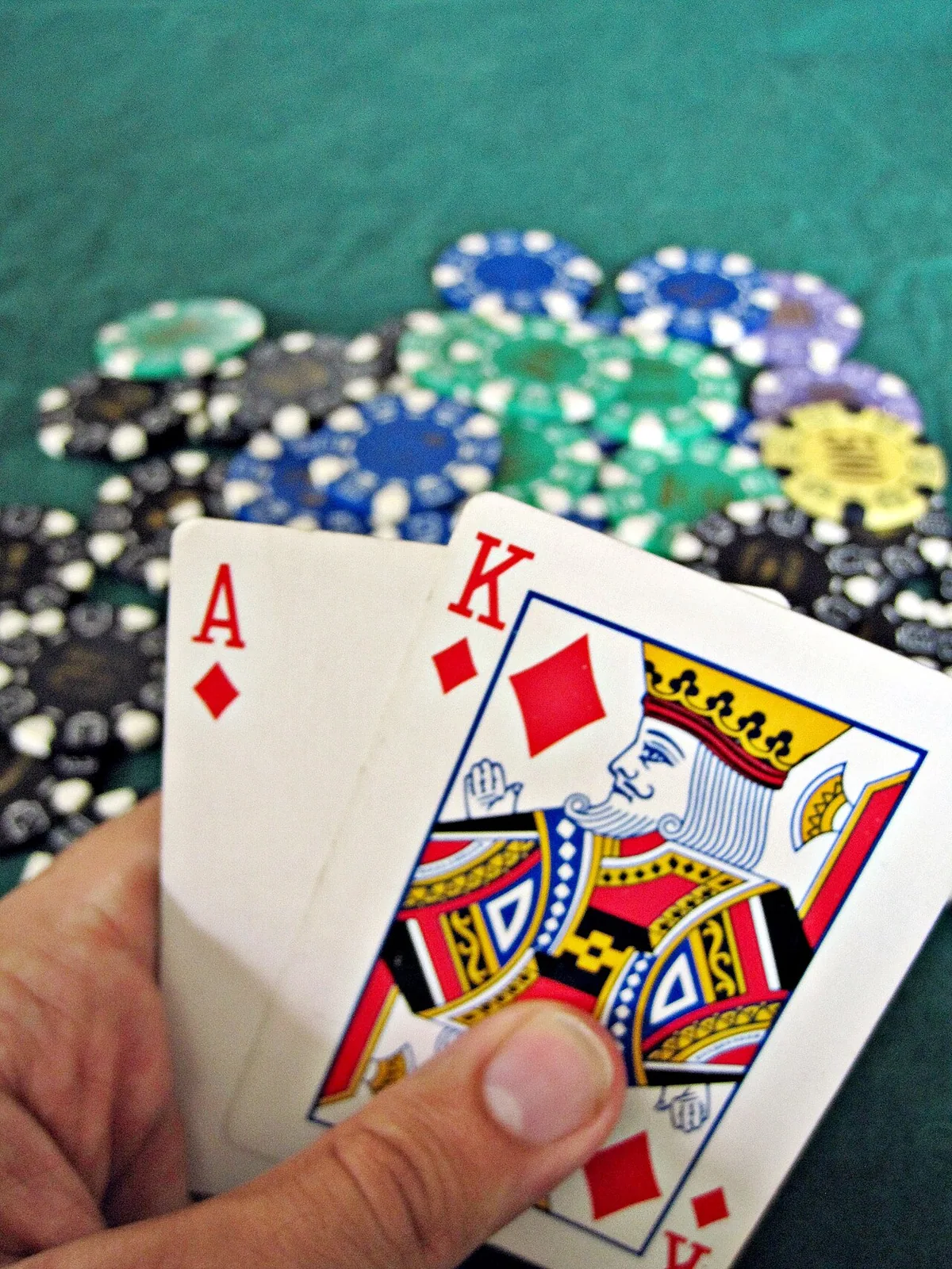 Una mano vincente a blackjack accanto alle fiches
