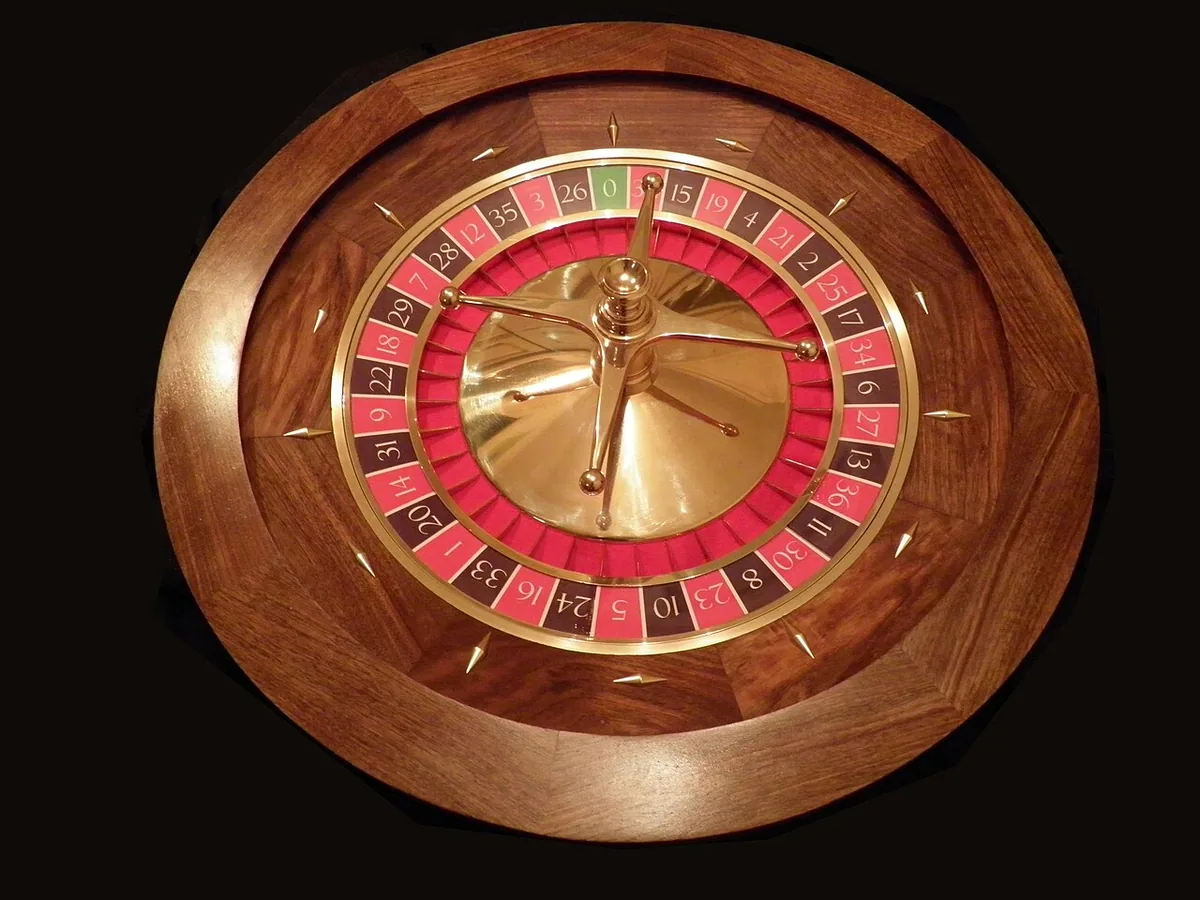 La ruota della roulette in una sala da gioco