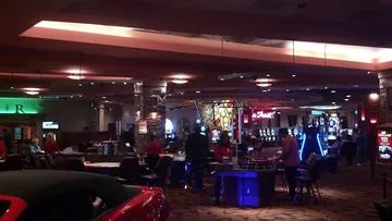La sala giochi di un casinò con file di slot