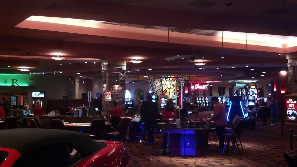 La sala giochi di un casinò con file di slot