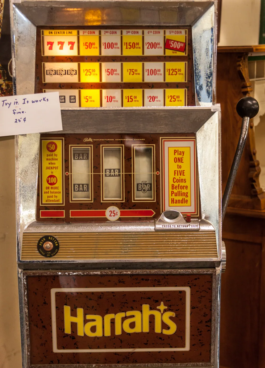 Una slot machine meccanica con la leva laterale