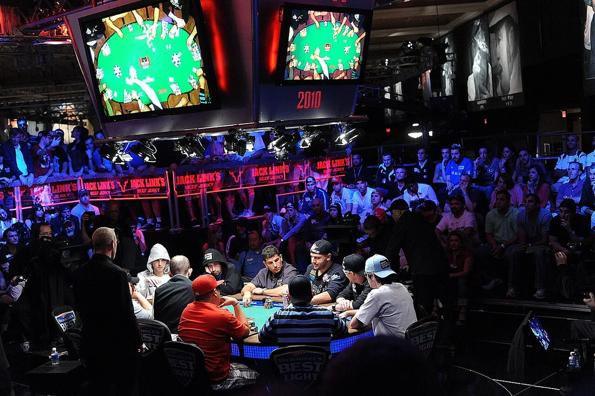 Il tavolo finale a dieci giocatori del Main Event 2010